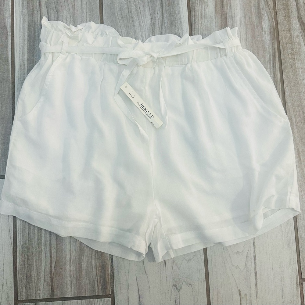 NWT, The Hanger, White Women's Ruffle Shorts, Large